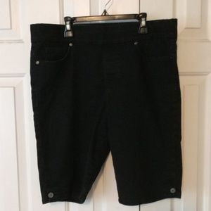 Gloria Vanderbilt black shorts